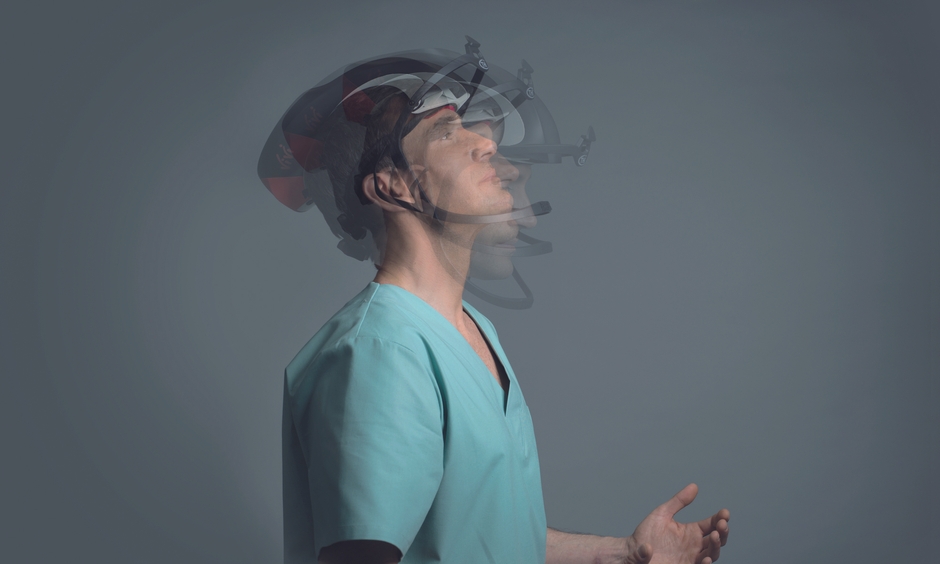 ViVi サージカルヘルメット：装着時の動き