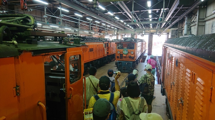 トロッコ電車車庫見学会風景