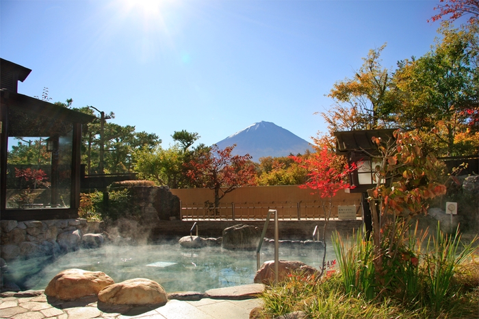 紅葉と富士山の絶景「富士眺望の湯ゆらり」