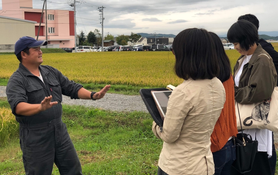 事業者の情報を聞く様子 2