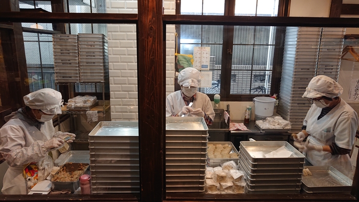 1号店オープンから餃子は「手包み」!皮をのばしながら餡をたっぷり包み込みます!!