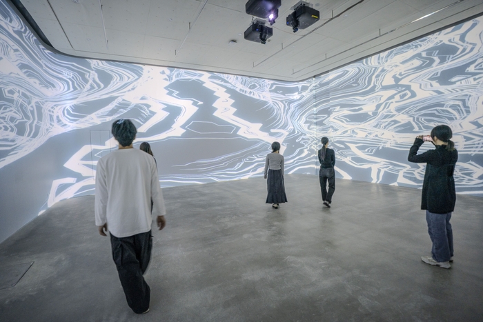 3面プロジェクター投影されるスタジオも！1