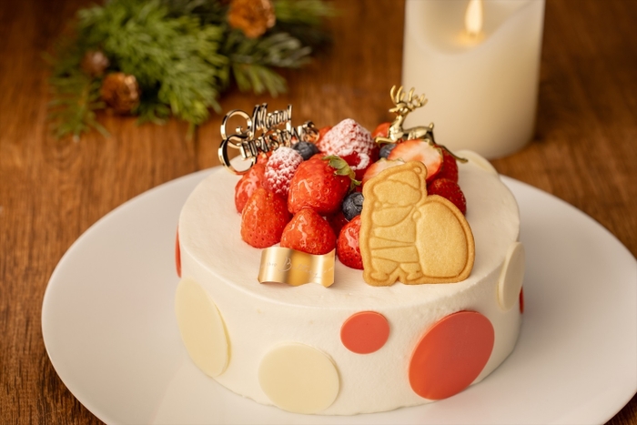 たっぷりの苺とベリーをあしらったクリスマスケーキ