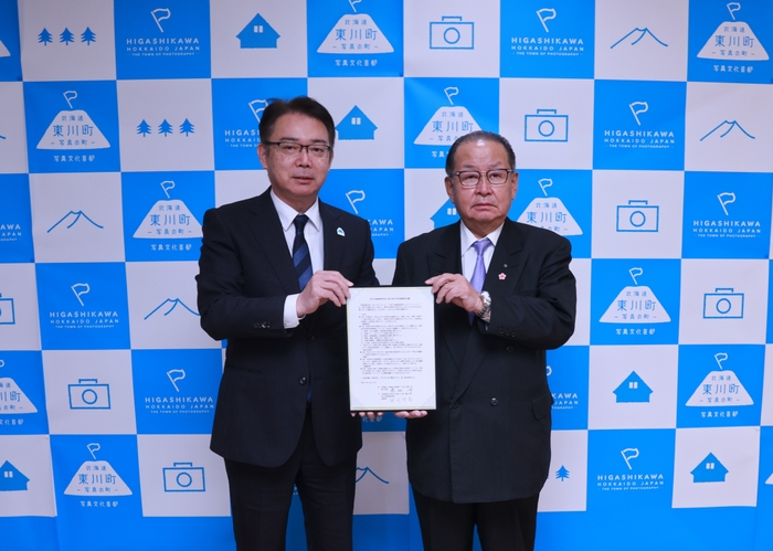 東川町長 菊地 伸(左)、旭川志峯高等学校 理事長 中川 竹志 様(右)