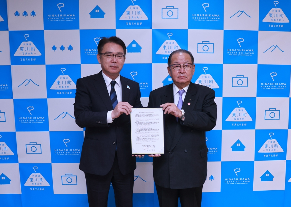 東川町長 菊地 伸(左)、旭川志峯高等学校 理事長 中川 竹志 様(右)