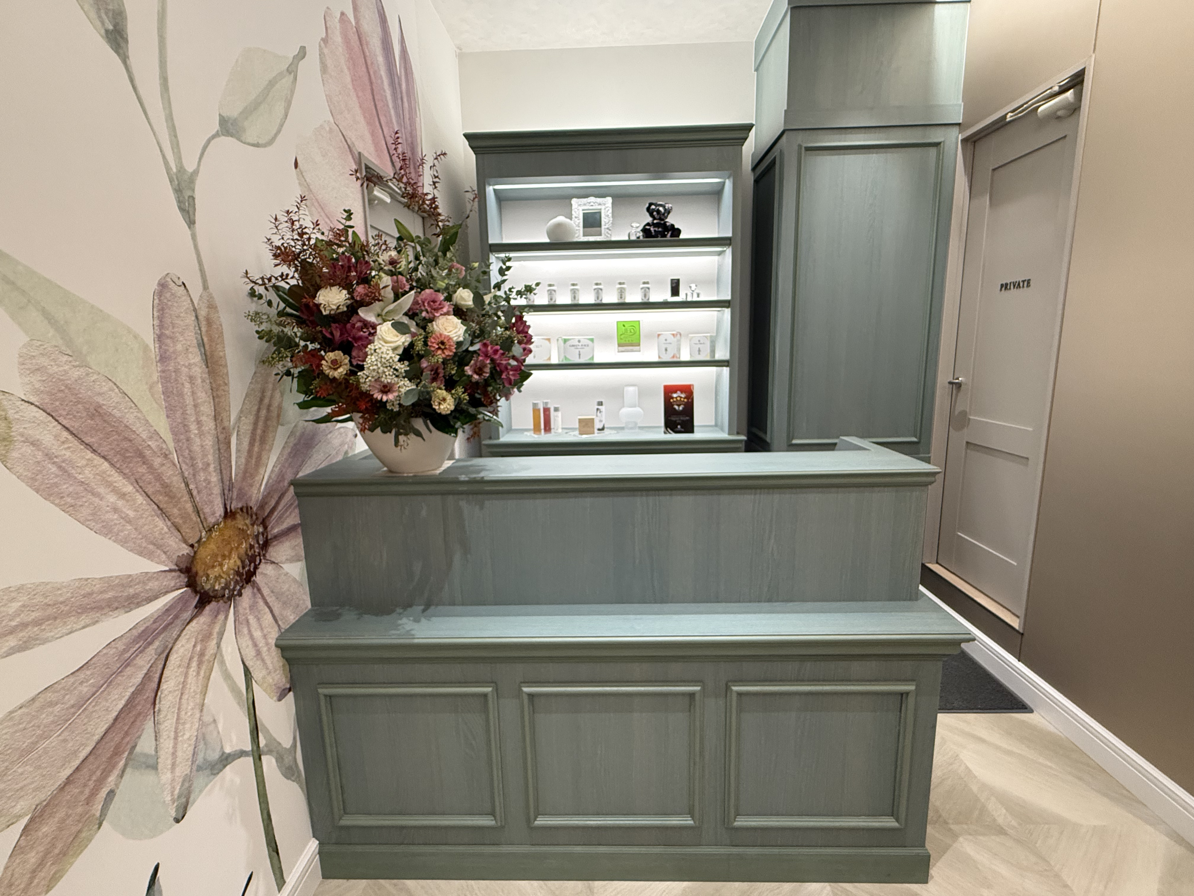 開放的な空間でお客様をお迎えいたします