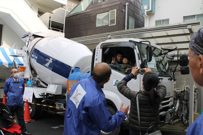 コンクリートミキサー車に乗って写真を撮ろう!