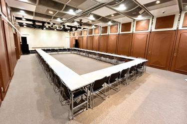 銀座 4 丁目交差点からすぐ。約 100 名収容可能なレンタルスペースとして
創業 134 年の山野楽器 銀座本店 7 階が TIMESHARING に初登場