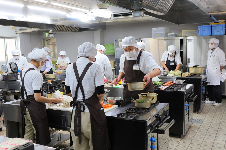 料理コンテストでの調理の様子。調理師会メンバーがサポートを行う