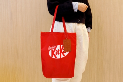 特別付録「KitKat(R) トートバッグ＆チョコパスケース」使用イメージ01