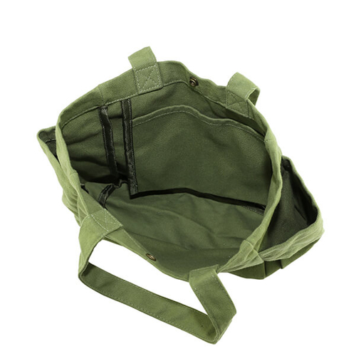 「ペット お散歩バッグ カーキ」ペットボトルが入るサイドポケットや内側に吊りポケットが付いていてお散歩グッズの収納にも便利です。