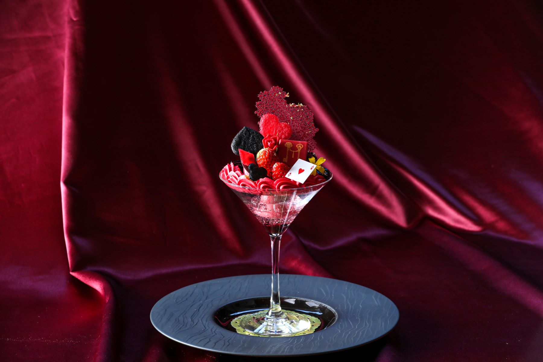 ご褒美パフェ初のアフタヌーンティーとのコラボ商品!赤と黒でダークプリンセスの世界を表現! 「大人のご褒美パフェ ダークプリンセス~不思議の国のアリス~」