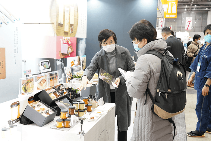 実際の商品を見、細かなスペックをヒアリングしながら導入を検討するバイヤー