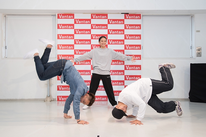 岡田結実さん、BBOY TAISUKE、BBOY STEEZによるデモンストレーション