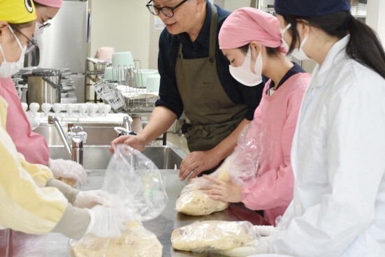 「発酵のひみつ 味噌づくりで体感しよう」と題した『ツナグヒ』の講座の様子。保護者と一緒に体験する姿も。