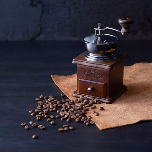 「Wood コーヒーミル」価格：1,980円／サイズ：H18×W9.5×D10cm