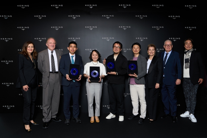 (写真左から)ラファエラ・コルナッジャ(ケリング ボーテCEO)、フランソワ=アンリ・ピノー(ケリング会長兼CEO)、酒井 雅士(マイクロバイオファクトリー株式会社代表取締役)、酒井 里奈(株式会社ファーメンステーション代表取締役)、小田 康太郎(株式会社アルガルバイオ 事業開発グループチームリーダー)、亀井 潤(アンフィコCEO)、マリー=クレール・ダヴー(ケリング チーフ・サステナビリティ・オフィサー兼渉外担当責任者)、ティエリ・マルティ(ケリング ノース&サウスイースト・アジアパシフィック プレジデント)、梅澤 高明(CIC Japan会長)
