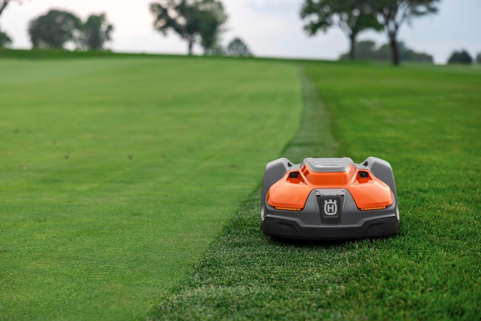 Automower(TM) 550 EPOSによる芝刈り風景