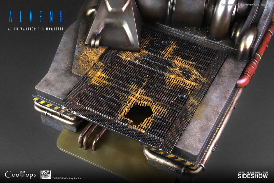 付属する専用台座は劇中セットの造形を踏襲