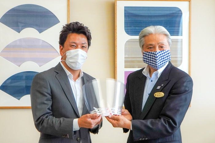 左:当社代表 江田 右:福田 富一 栃木県知事