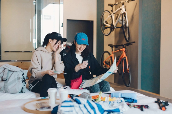 お部屋で寛ぎながら自転車旅のプランニング