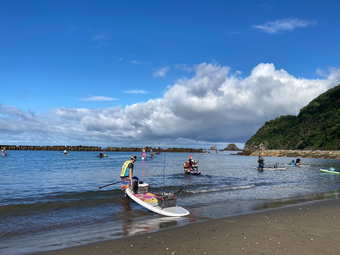 昨年の大会写真。スタートして一斉に浜辺から沖合に漕ぎ出す