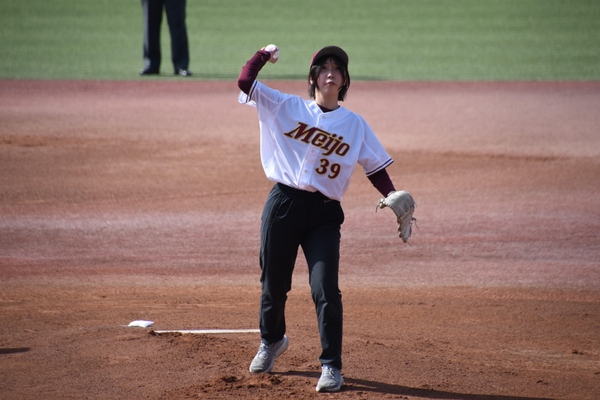 始球式に臨む吉本マネジャー