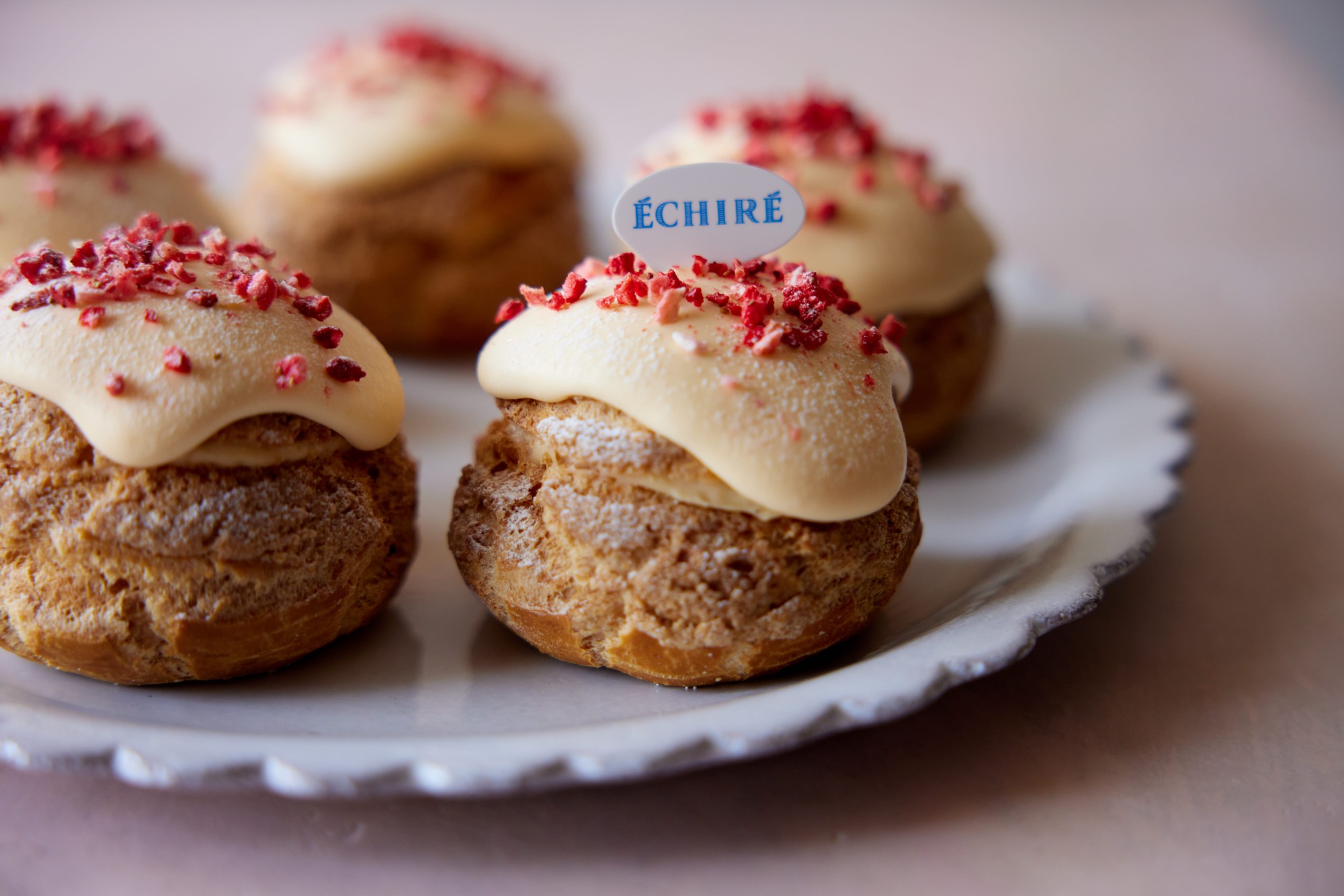 エシレ・パティスリー オ ブール ＜名古屋＞
いちごをまるごと包んだ「グラン シュー・エシレ フレーズ」
2026年4月3日（金）新発売