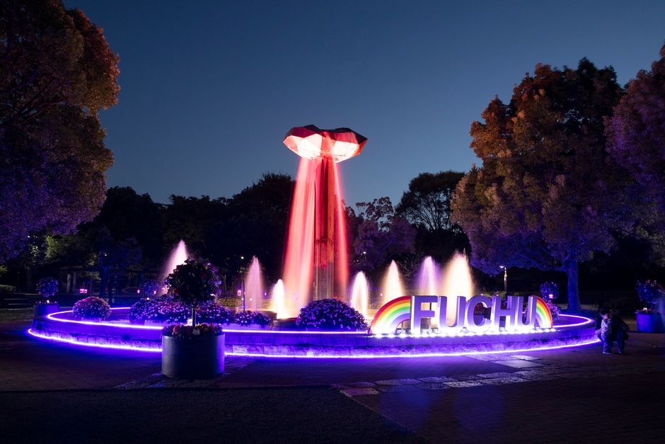 モニュメント噴水とサンパチェンスの水中花壇(ライトアップの様子)