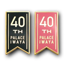 ◆PINS FACTORY（ピンズファクトリー）◆　ピンズ実例結婚式場パレスいわや　様　「40周年記念章」★記念日のイメージをリボンのデザインで表現したノベルティ