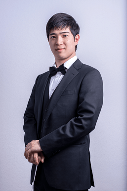 指揮者：石原 悠企(写真)