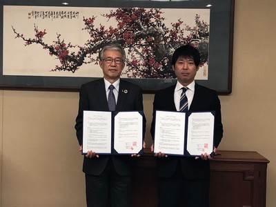 締結式写真(左:大阪市 副市長 鍵田 剛 右:株式会社アルティメット総研 大阪支店長 向 龍栄)
