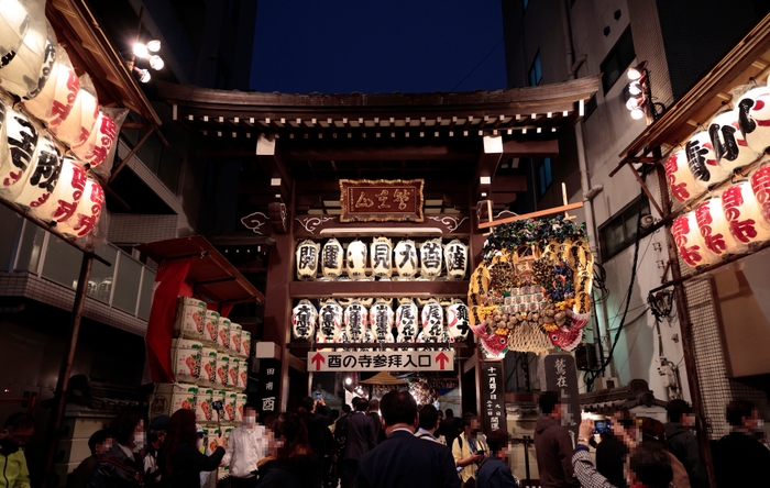 浅草の酉の寺（鷲在山長國寺）入口