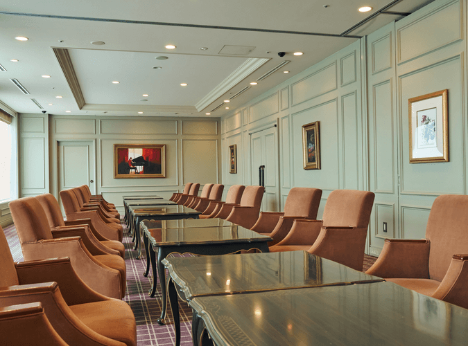 ケーキセットを楽しむインペリアルラウンジ アクア