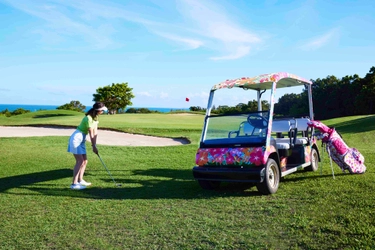 【リゾナーレ小浜島】日本最南西端のゴルフ場で、花柄のゴルフカートやゴルフグッズと楽しむ「フラワーゴルフ」を開催～プレー後は夕暮れの絶景を眺めながらお花をあしらったシャンパンで乾杯～｜期間：2023年4月1日～5月31日