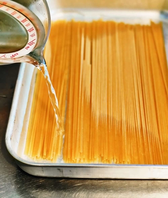 乾麺を3時間水につけて驚きの食感に！　「生パスタ風もちもち水漬けスパゲティ」（2015年11月2日号）