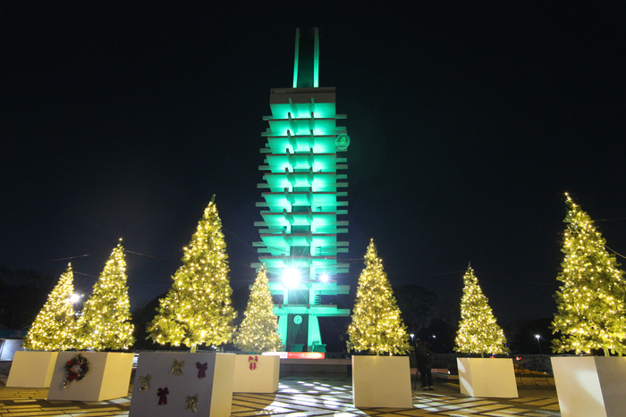12/10からはオリンピック記念塔がクリスマス仕様の緑のライトアップに！