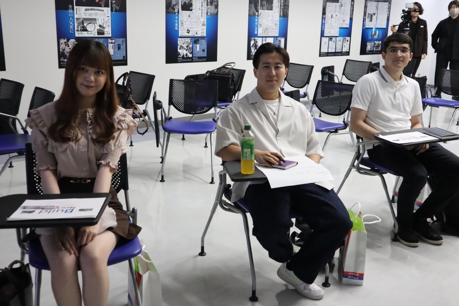 動画制作に取り組む(左から)シェ・イートンさん、遠山彈さん、ラヒモフ・アンワルベクさん