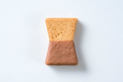 薄焼きのクッキーを3枚重ねて下半分をチョコレートでコーティング