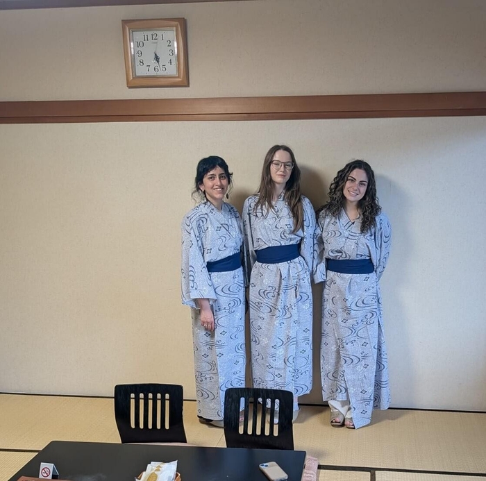 浴衣姿のカナダの学生たち