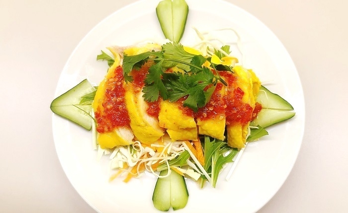 さっぱりタイ風チリソース掛けの蒸し鶏モモ