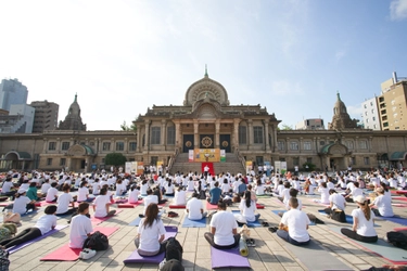 ヨガ発祥の国・インドが届ける、特別な朝のヨガ体験　 駐日インド大使館主催「International Day of Yoga 2026」を 東京・築地本願寺で6月21日(日)に開催