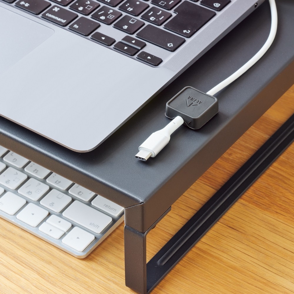 マグネットが引っ付くスチール製の天板