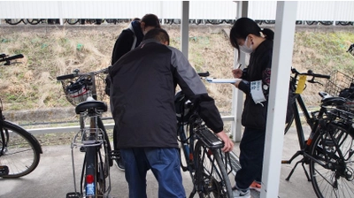 全校生徒対象「自転車の整備点検と安全な通学の見守り」を実施　自転車組合の協力による通学用自転車の点検で事故を未然に防ぐ