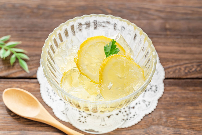 瀬戸内産レモンを使ったハチミツレモンゼリー。甘酸っぱいさっぱりとした味わいとつるんとしたのど越しが夏にぴったりの一品です