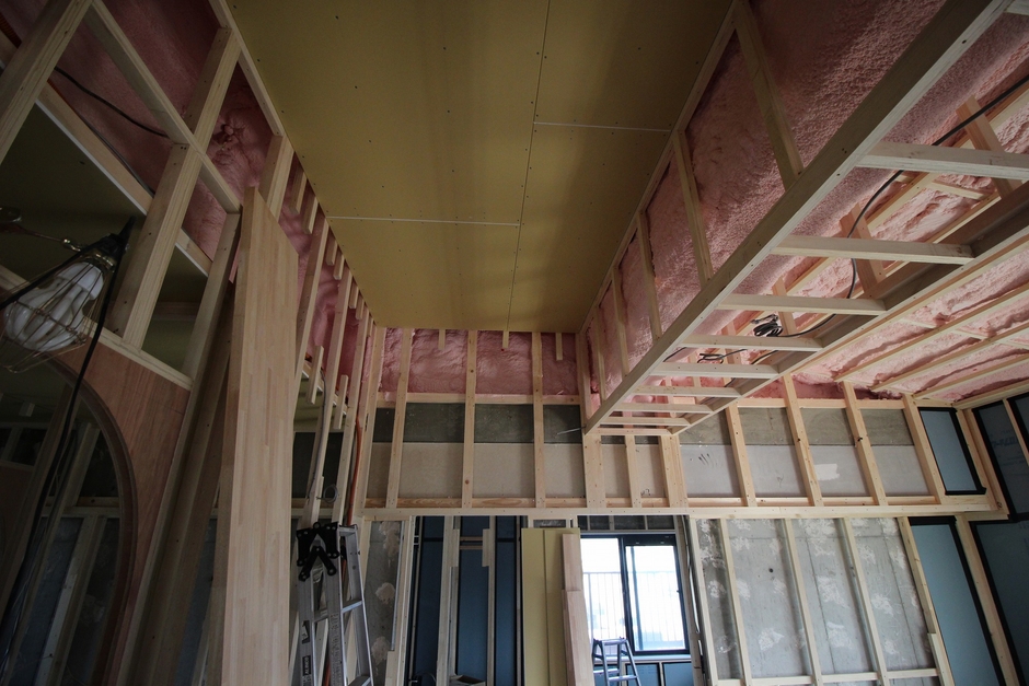 断熱施工写真:天井にウレタンフォームを吹き付けます。