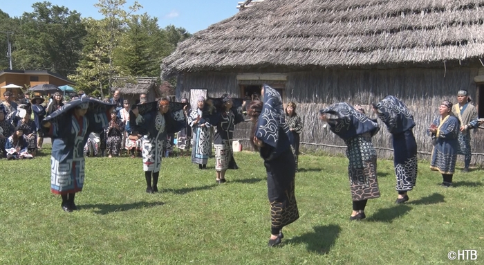 「pararu 大きな道 ～アイヌの心 世界へ～」練習に励む「pararu」メンバー(C)HTB 