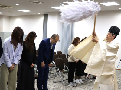 厳かに執り行われる