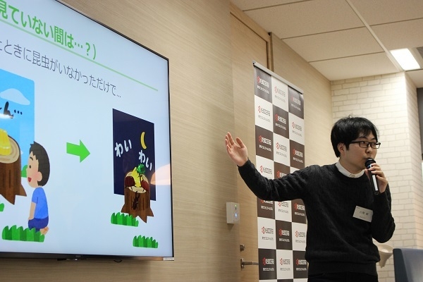 説明する学生の方