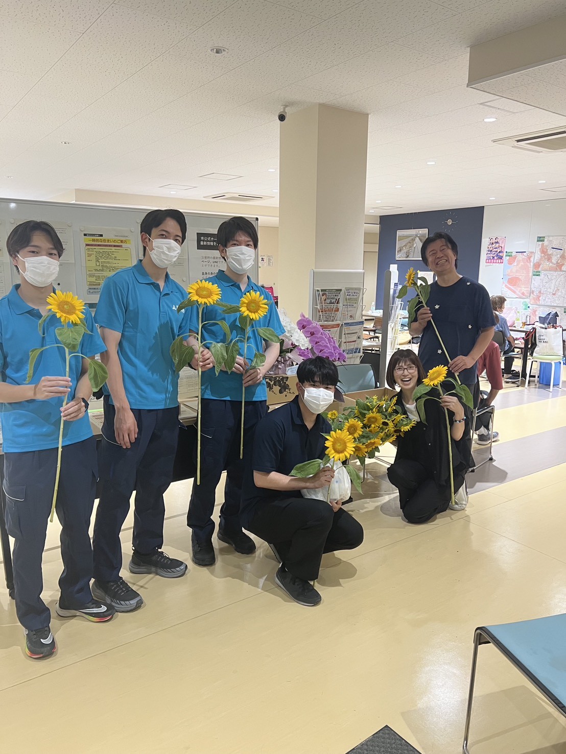 花がつなぐ、希望のリレー。
福岡市職員の皆様とともに、避難所へ花を届けました